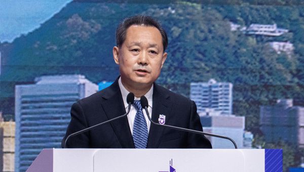 驻港国家安全公署署长董经纬在香港2024年“全民国家安全教育日”开幕典礼上致辞