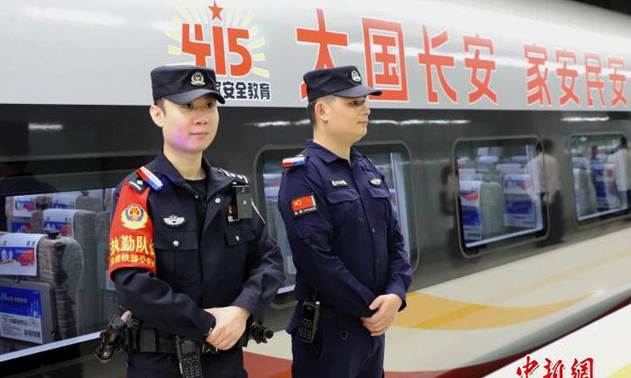 “国安号”列车驶进香港西九龙站