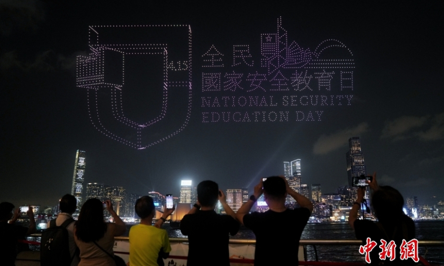 “全民国家安全教育日” 2026架无人机点亮香港维港夜空