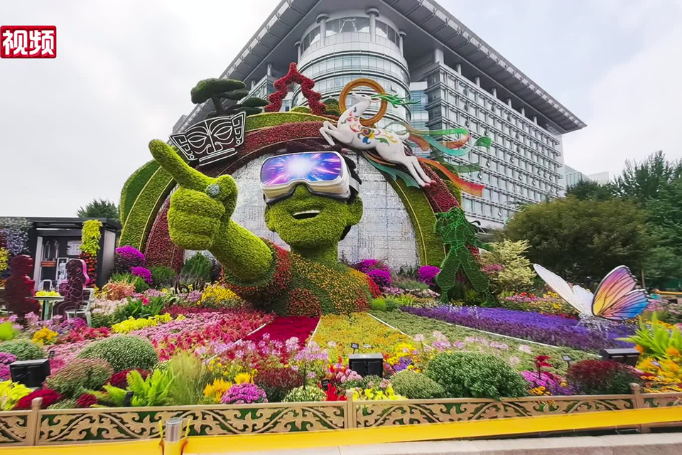 北京长安街10组立体花坛亮相 市民游客竞相拍照打卡