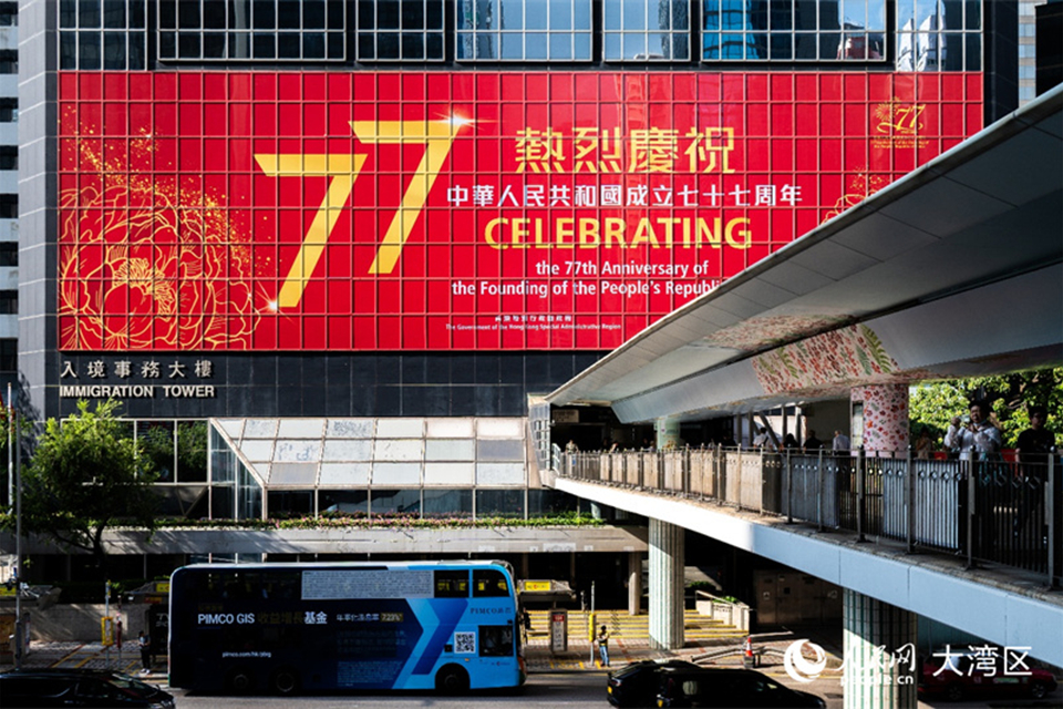 国庆将至 香港街头洋溢“中国红”