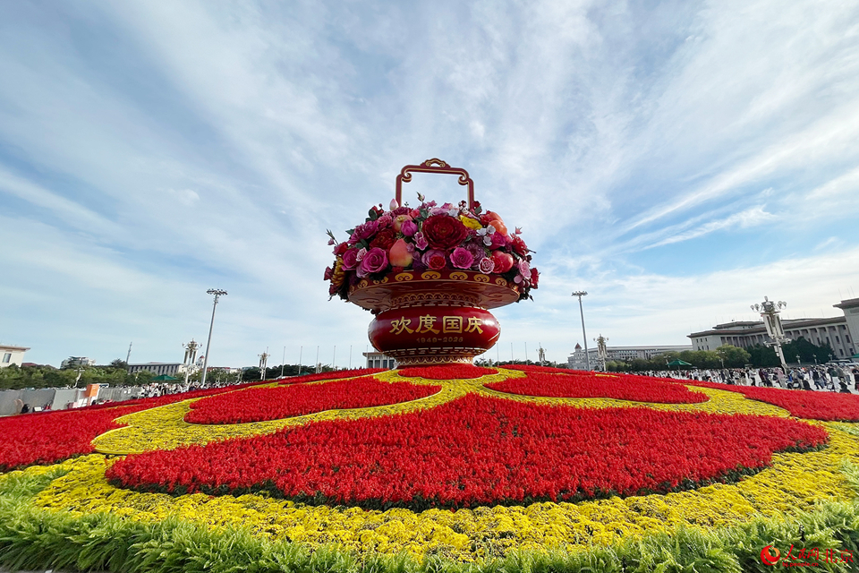 组图：“祝福祖国”巨型花坛亮相天安门广场
