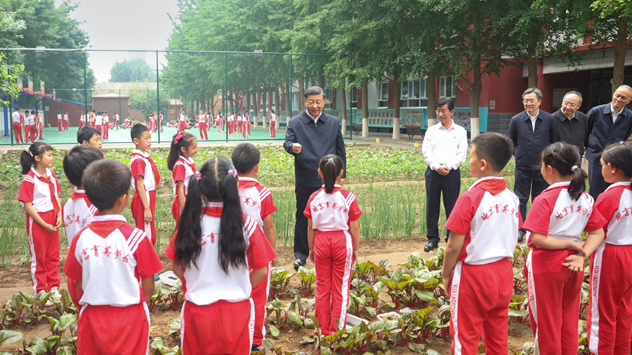 习近平在北京育英学校考察