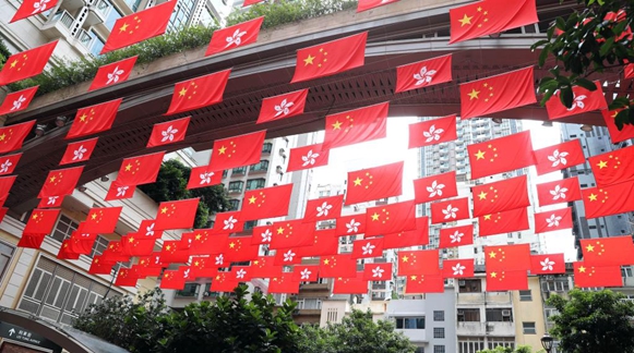 香港回归祖国25周年·特写丨喜庆气氛洋溢香港街头